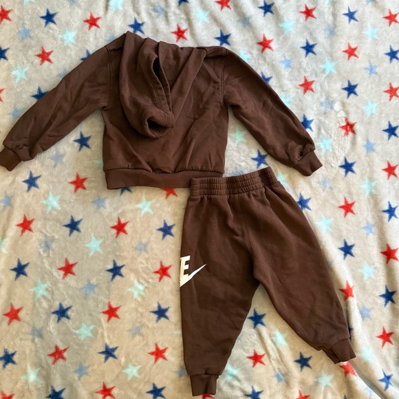Nike Fleece Jogger Set, Size 3T - Picture 4 of 4